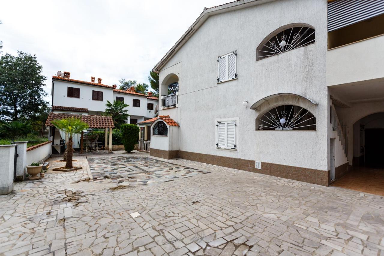 Apartmani Mili Malinska Luaran gambar